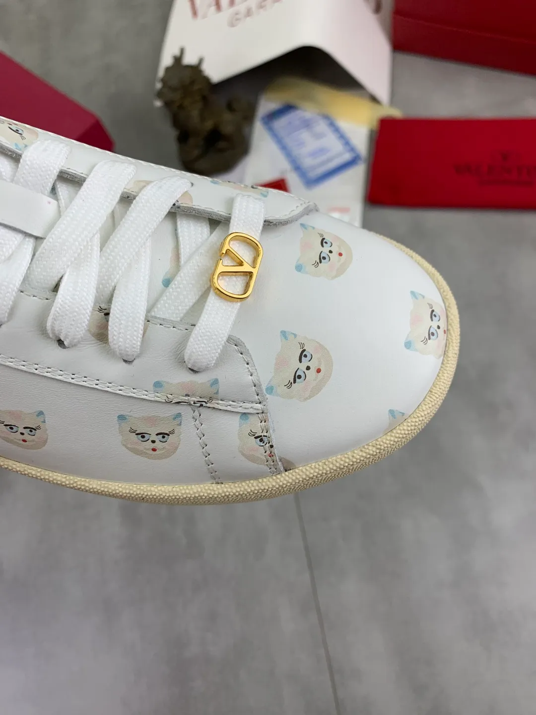 Men's men's shoes 💰P520 New style 💰 Top version Valentino Valentino 25/ Royco series Cherry 🍒Couple style Casual sneakers White shoes Original purchase and development Production Classic and timeless low-top sneakers outline a lazy silhouette, supplemented by low-key and restrained brand details, evolved into a must-have item in the wardrobe, comfortable and versatile!  ✔️Fabric: Original customized first-layer cowhide ✔️Inner lining: Imported breathable sheep lining ✔️Sole: Original molded anti-slip rubber material ✔️Size: 38-45